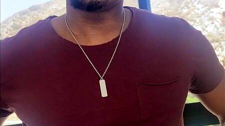 Рыжая негритянка сосет большой огурец перед сексом с негром