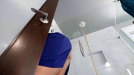 Мачеха ласкает пенис пасынка под столом и дает в анус