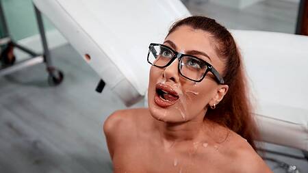 Докторша в очках не устояла перед большим членом