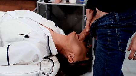 Докторша в очках не устояла перед большим членом