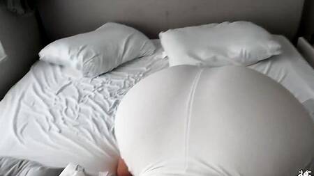 Блондинка с большой жопой жарко ебется с пасынком