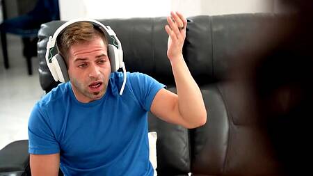 Милфа в образе кролика соблазняет парня на дикий секс