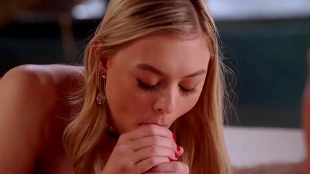 Мужик в костюме жарко трахает блондинку в сексуальном белье