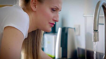 Парни чинят кран соседке и жарко её трахают вдвоем