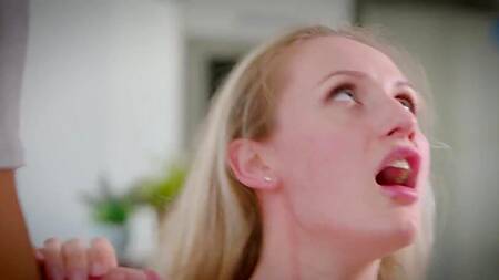 Парни чинят кран соседке и жарко её трахают вдвоем