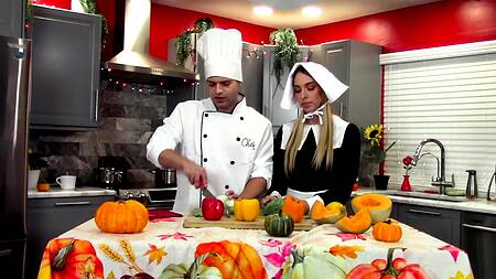 Повар на день благодарения трахает красотку Khloe Kapri в попку