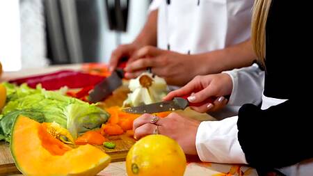 Повар на день благодарения трахает красотку Khloe Kapri в попку