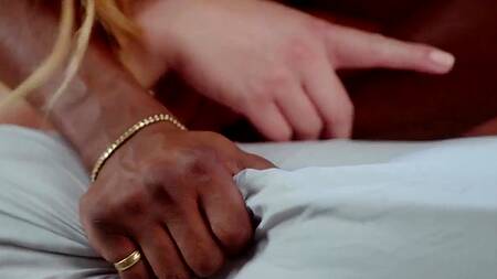 Азиатка в шикарном белье приглашает чернокожего соседа на секс