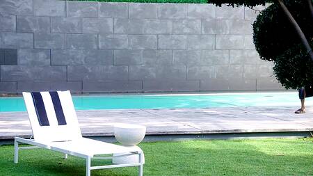 Азиатка в шикарном белье приглашает чернокожего соседа на секс