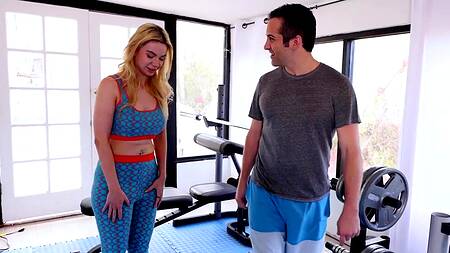 Стройная милфа нанимает личного тренера, которого соблазняет на секс