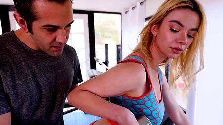 Стройная милфа нанимает личного тренера, которого соблазняет на секс