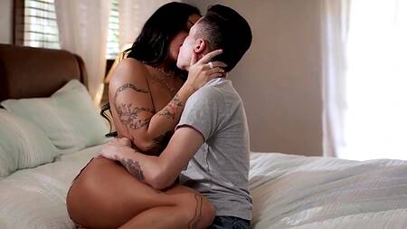 Брат убеждает смуглую сестру заняться с ним сексом