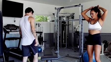 Загорелая тренерша предлагает парню заняться сексом