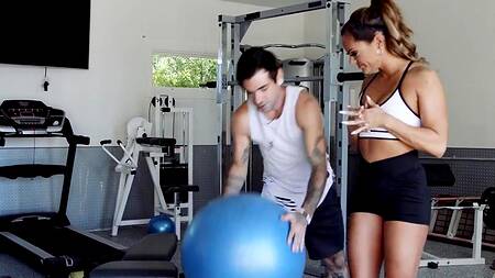 Загорелая тренерша предлагает парню заняться сексом
