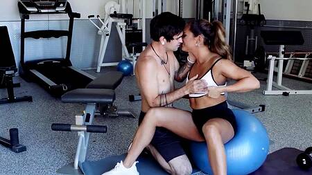 Загорелая тренерша предлагает парню заняться сексом