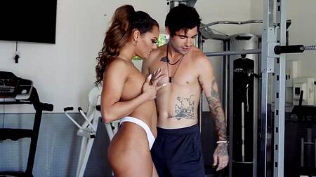 Загорелая тренерша предлагает парню заняться сексом