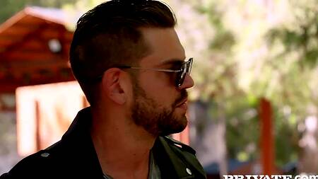 Мужик в байкерском клубе развлекается с двумя горячими телками