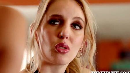 Мужик в байкерском клубе развлекается с двумя горячими телками