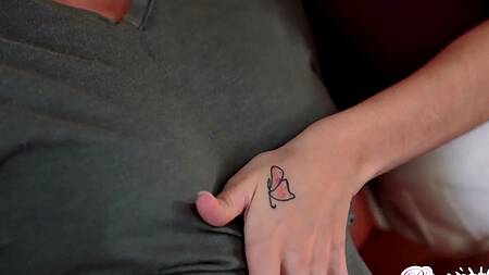 Стройная крошка раздевается и встает раком, соблазняя на секс