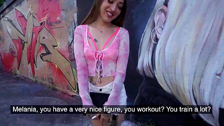 Худая телка в розовом трахается за деньги под мостом