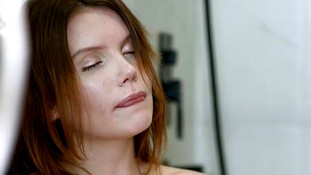 Нежная худышка решает попробовать двойное проникновение