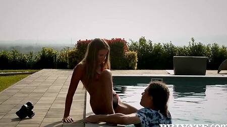 Худая модель соблазняет фотографа на анальный секс