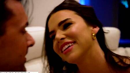 Зрелая проститутка в сексуальном белье страстно трахается