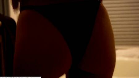 Зрелая проститутка в сексуальном белье страстно трахается