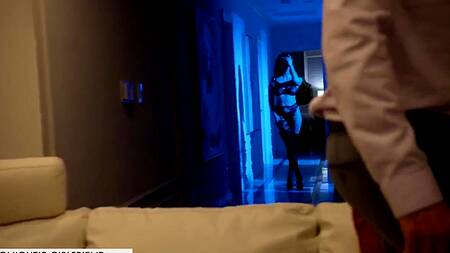 Зрелая проститутка в сексуальном белье страстно трахается