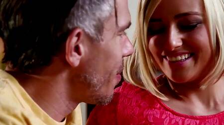 Блондинка в розовом белье решается на анальный секс