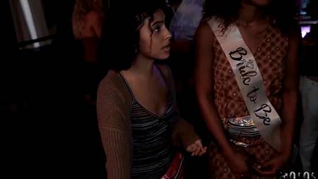 Невеста на девичнике занялась сексом с подругой и парнем