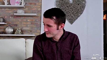 Неопытного пацана учит ебаться силиконовая Aletta Ocean