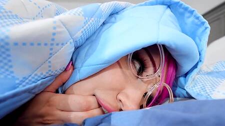 Девка с розовыми волосами отдается отцу парня