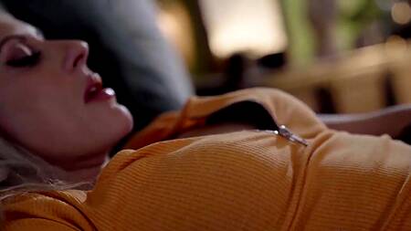 Милфа услышала стоны и занялась сексом с чернокожей парой