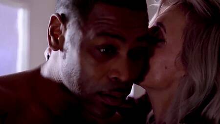 Милфа услышала стоны и занялась сексом с чернокожей парой