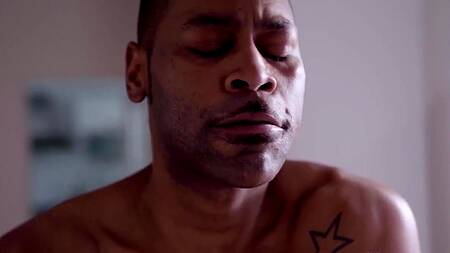 Милфа услышала стоны и занялась сексом с чернокожей парой