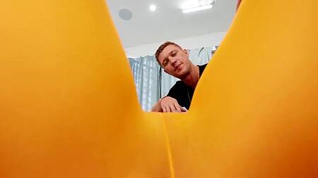 Тренер лижет анус спортивной телки и ебет её в очко