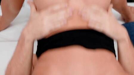 Мужик отвлекается от ремонта и трахает в жопу жену заказчика