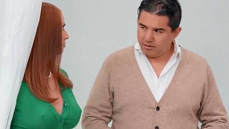 Мужик отвлекается от ремонта и трахает в жопу жену заказчика