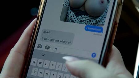 Жена шлет черному мужу пошлые фотки, желая заняться сексом