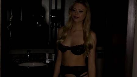 Черного работника отеля на секс соблазняет красивая постоялица