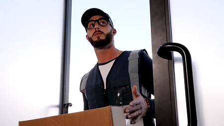 Телка после секса с подругой соблазняет курьера