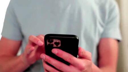 Пасынок в очках подсматривает за мачехой и занимается с ней сексом