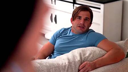 Парень на новый год трахает белокурую сводную сестру и брюнетку