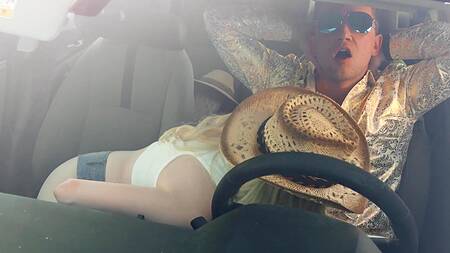 Игривая блондинка Lexi Loreс ебется в доме на колесах