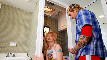 Игривая блондинка Lexi Loreс ебется в доме на колесах