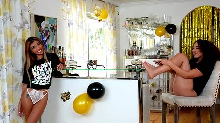 Пацан пришел на вечеринку и поимел трех красивых телок