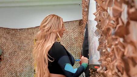 Тренерша приказывает телке раздеваться и трахается с ней