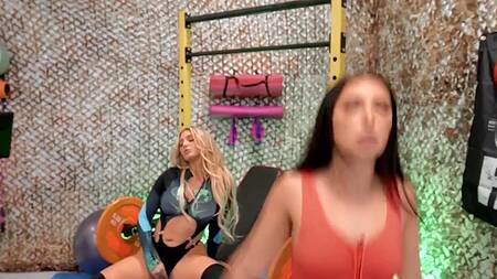 Тренерша приказывает телке раздеваться и трахается с ней