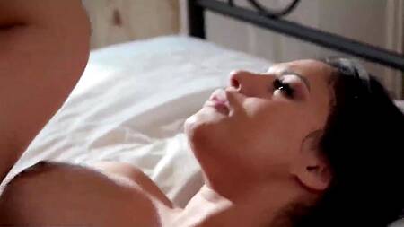 Сочная жена принимает ванну вместе с мужем и трахается с ним